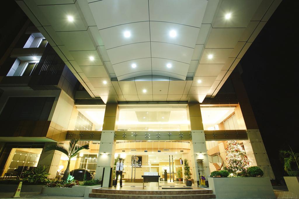 โรงแรมบิ๊ก 8 คอร์ปอเรท Tagum ภายนอก รูปภาพ