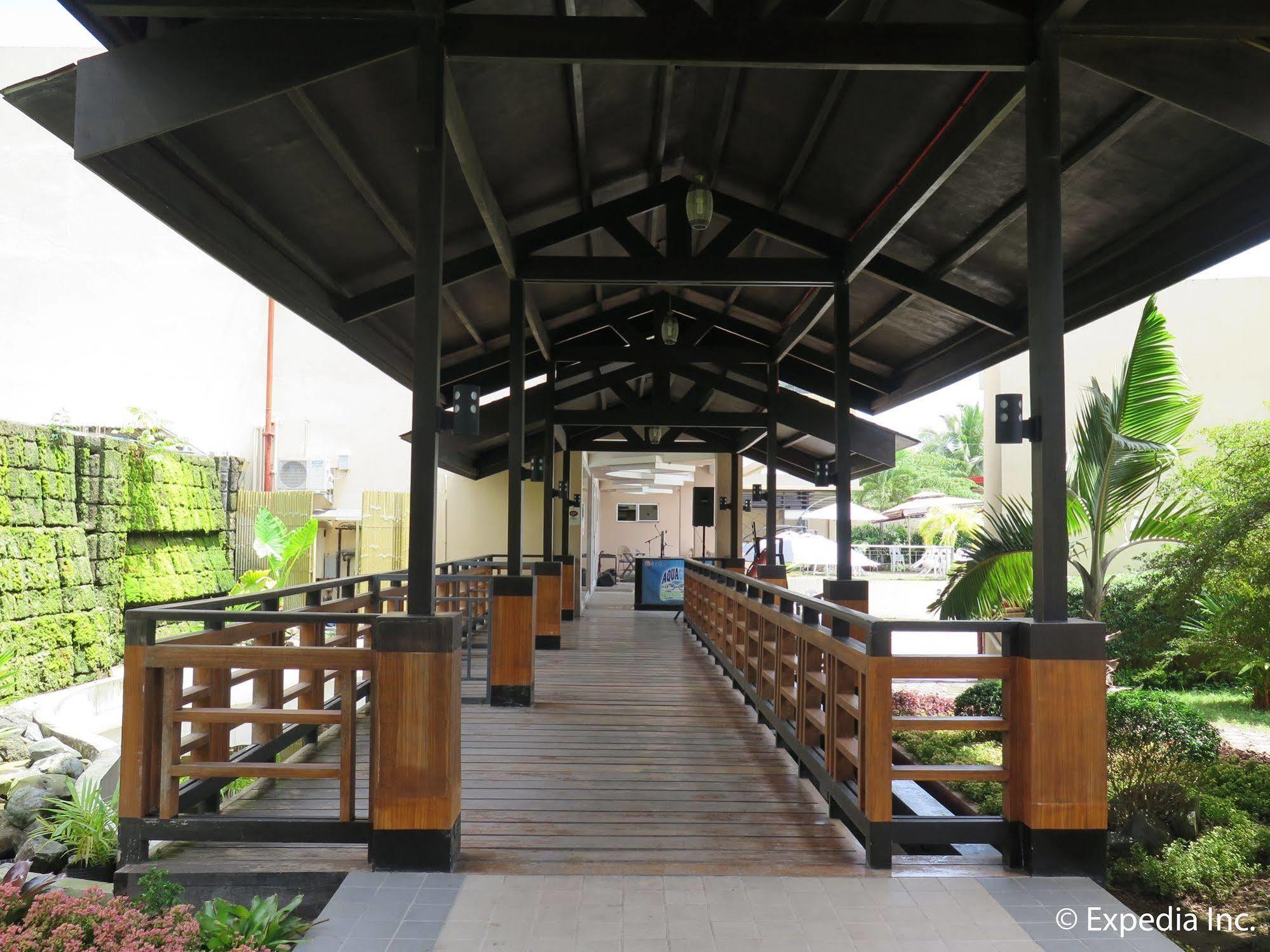 โรงแรมบิ๊ก 8 คอร์ปอเรท Tagum ภายนอก รูปภาพ